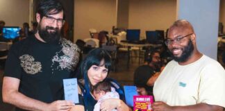 master-mortal-kombat-woman-dominates-game-with-baby-in-arms